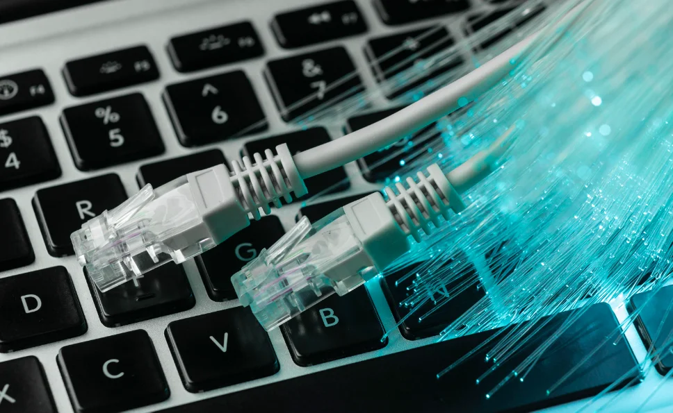 أثر الإنترنت والتطور التقني في تثقيف الناس