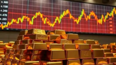 ينخفض الذهب